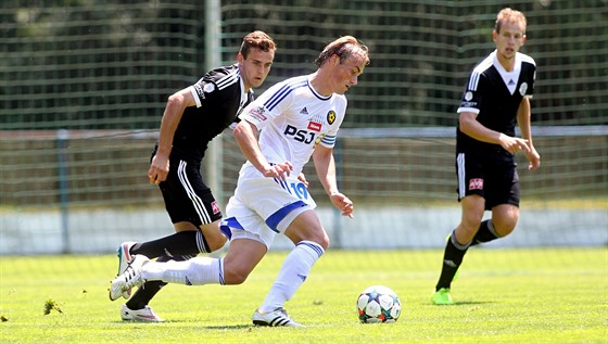 Zápas mezi FC Vysoina a Dynamo eské Budjovice v irovnici. V  bílém dresu...