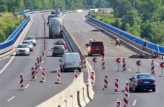 Kvli opravám uzaveli silniái polovinu mostu na rychlostní silnici R6...