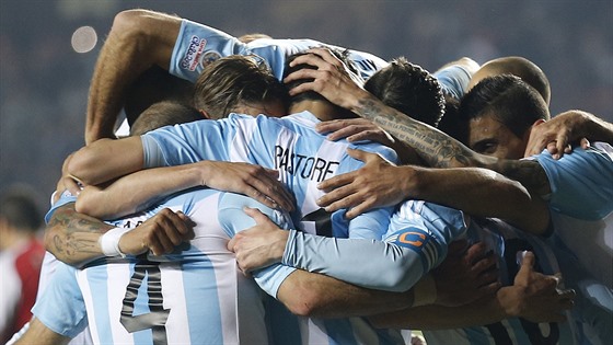 Argentintí fotbalisté oslavují jeden ze esti gól proti Paraguayi.