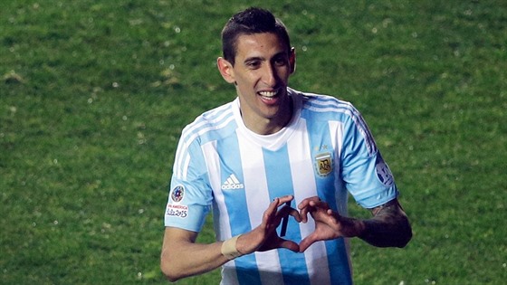 Argentinský fotbalista Ángel Di María slaví svj gól proti Paraguayi.