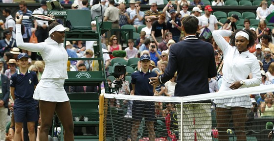 Venus (vlevo) a Serena Williamsovy se protahují ped vzájemným soubojem v...