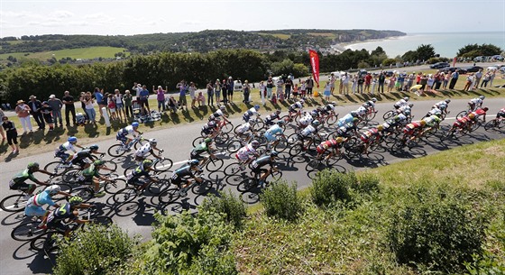 Cyklistický peloton v esté etap Tour de France