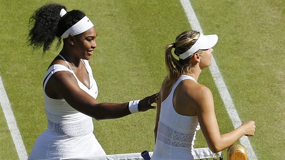 Serena Williamsová (vlevo) postupuje do finále Wimbledonu, Maria arapovová...