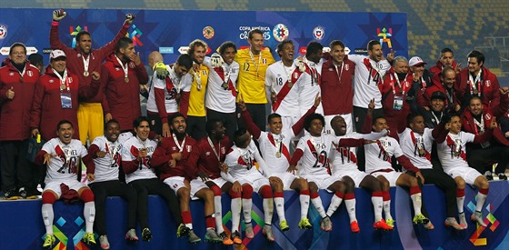 BRONZ. Fotbalisté Peru slaví bronzové medaile na mistrovství Jiní Ameriky.