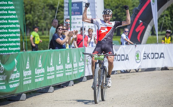 Vítz Bikemaratonu Drásal Jan Jobánek dojídí do cíle.