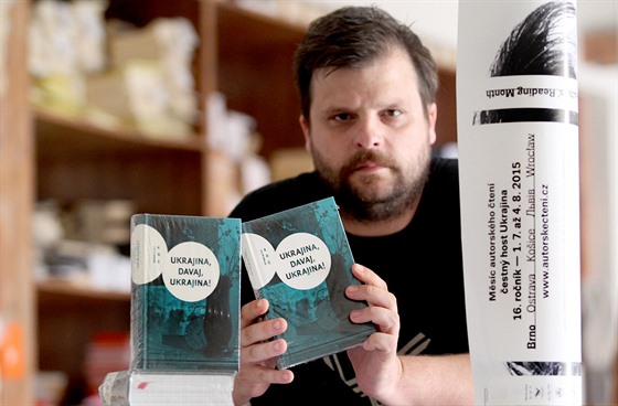 Organizátor Msíce autorského tení Petr Minaík ukazuje povídkovou knihu...