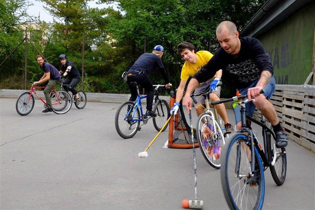 Bike polo je sloité na koordinaci a ovládání kola.