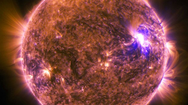 BOUŘE NA SLUNCI. Snímky sluneční erupce střední velikosti byly zaznamenány 25.... BOUŘE NA SLUNCI. Snímky sluneční erupce střední velikosti byly zaznamenány 25....