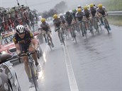 Cyklisty zastihl v 2. etap Tour de France i d隝.