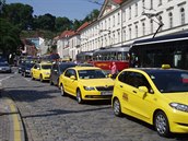 Protest taxiká zablokoval dopravu na Klárov.