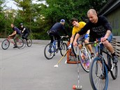 Bike polo je sloité na koordinaci a ovládání kola.