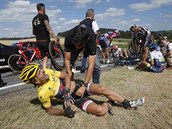 Fabian Cancellara le vedle vozovky po hromadnm pdu ve tet etap Tour de...