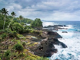 Skalnaté pobeí ostrova Upolu, patícího do souostroví Samoa v jiním...