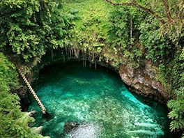 Pírodní bazén To Sua na vulkanickém ostrov Upolu, patícího do souostroví...