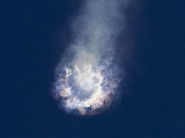 HAVÁRIE RAKETY. Soukromá nákladní lo spolenosti SpaceX se dv minuty po...