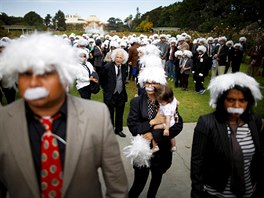 SETKÁNÍ EINSTEIN. 27. ervna se v Los Angeles seli lidé pevleení za Alberta...