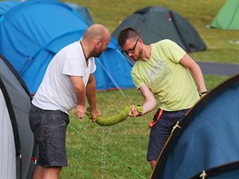 Návtvníci karlovarského festivalu (stanové msteko po noní bouce)