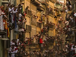 Ve panlsku probíhá festival San Fermín, který ron piláká tisíce turist....