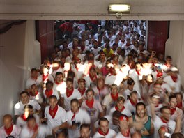 Ve panlsku probíhá festival San Fermín, který ron piláká tisíce turist....