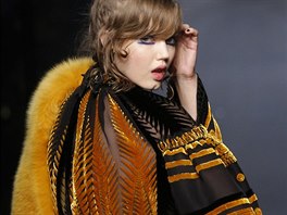 Modelka Lindsey Wixsonov pedvedla dlouh aty z kombinace ziv lutho...