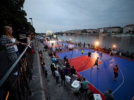 TI HIT. Ped boji o streetballový pohár vyrostly pímo u Vltavy ti koe a...