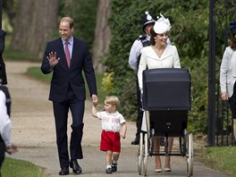 Princ William, Kate a jejich dti George a Charlotte pichází na kest malé...