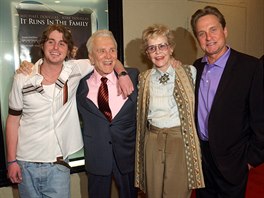 Kirk Douglas, jeho prvn manelka Diana, syn Michael a vnuk Cameron (Los...