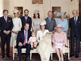 Britská královská rodina ukázala oficiální snímky ze ktu malé princezny...