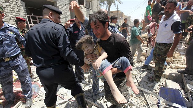 Neastn uvolnn bomba poniila domy na pedmst Bagddu a zabila nkolik lid. Lid vyprouj rann z trosek. (6. ervence 2015)