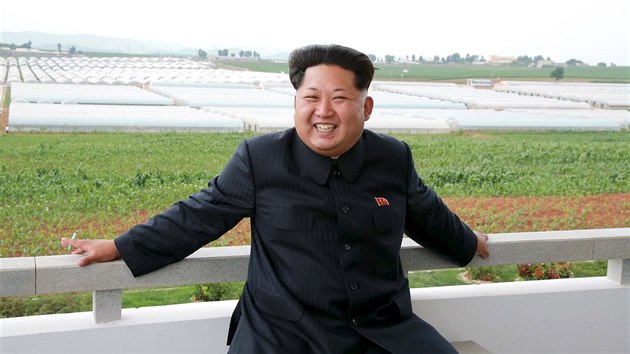 Severokorejsk vdce Kim ong-un na inspekci ukzkov farmy nedaleko Pchjongjangu (30. ervna 2015)