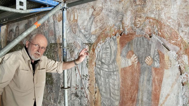 Profesor Akademie vtvarnch umn v Praze Karel Stretti u fresek odkrytch v kostele kltera v Kadani