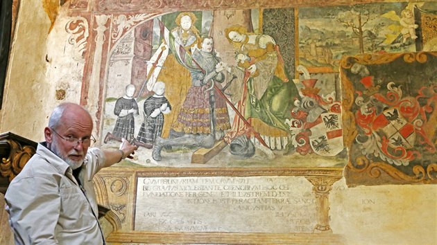 Profesor Akademie vtvarnch umn v Praze Karel Stretti u fresek odkrytch v kostele kltera v Kadani