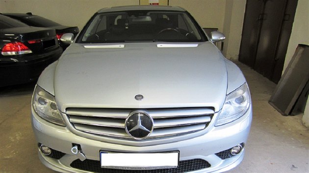 MERCEDES BENZ CL 500 216 typu kup, karoserie dvoudveov, barvy stbrn metalza, zdvihov objem 5.462 cm3, maximln vkon 285kW/6000 otek za minutu, vyrobeno v SRN s datem prvn registrace dne 6. 2. 2007. Stav tachometru: 134.315 km. 