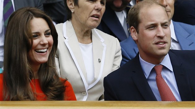 VZCN HOST. Ve stedu zavtali na tenisov Wimbledon tak britsk princ William s chot Kate.