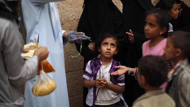 Jemensk dti dostvaj potraviny. (26. ervna 2015)