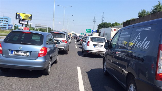 Tragick dopravn nehoda zablokovala dlnici D1 na 1. kilometru ped Prahou (1.7.2015)