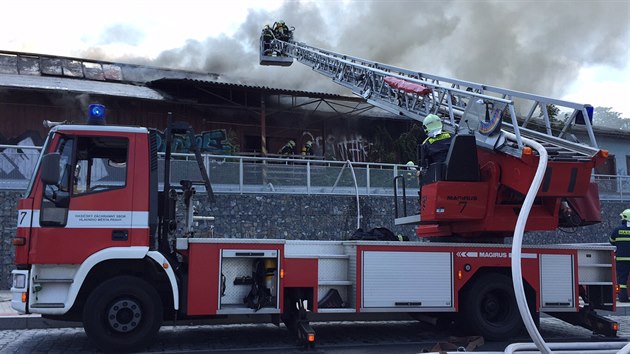 Nkolik hasiskch jednotek likvidovalo por drnho domku na praskm Veleslavn(1.7.2015)