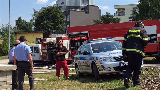 Nkolik hasiskch jednotek likvidovalo por drnho domku na praskm Veleslavn(1.7.2015)