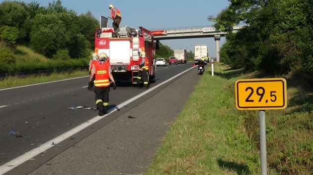 Nehoda dodvky, jej idi narazil do kamionu, zkomplikovala provoz na R6 u Novho Straec na Rakovnicku (2.7.2015)