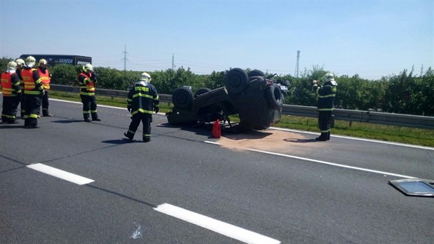 Jeep se pi nehod na 3. kilometru dlnice D11 ocitl na stee (2.7.2015)