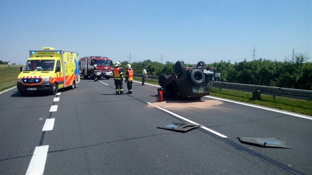Jeep se pi nehod na 3. kilometru dlnice D11 ocitl na stee (2.7.2015)