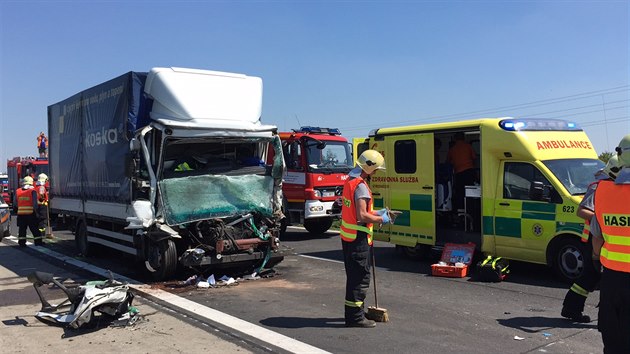 Hradeckou dlnici D11 ve smru na Prahu zastavila nehoda dvou nkladnch aut (2.7.2015)