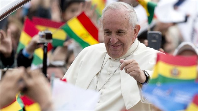 Pape obklopen bolivijskmi davy