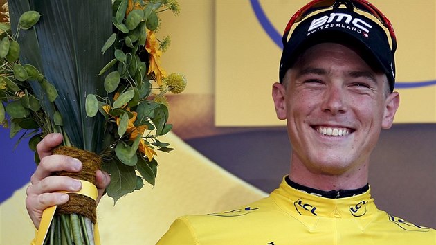 VE LUTM. Rohan Dennis, vtz vodn asovky na Tour de France.