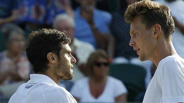 Poraen Pablo Andujar (vlevo) gratuluje Tomi Berdychovi k postupu do osmifinle Wimbledonu.