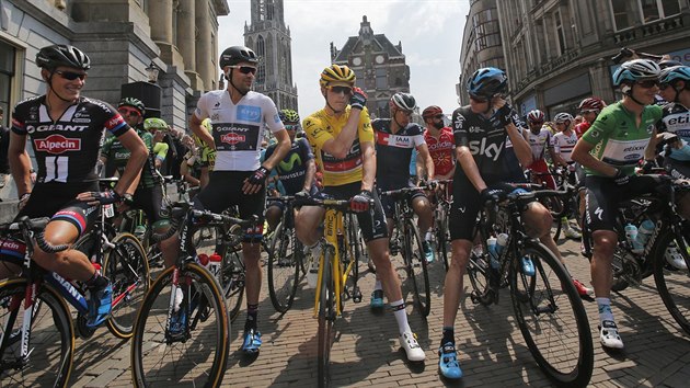 Rohan Dennis ve lutm trikotu, Tom Dumoulin v blm, Tony Martin v zelnm a Chris Froome v dresu stje Sky ped startem 2. etapy Tour de France.