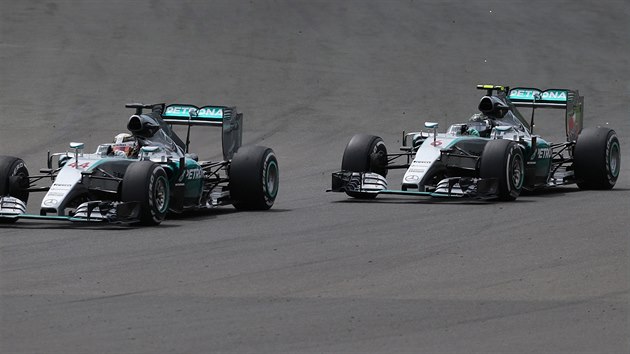 Lewis Hamilton (vlevo) a Nico Rosberg na trati Velk ceny Velk Britnie.
