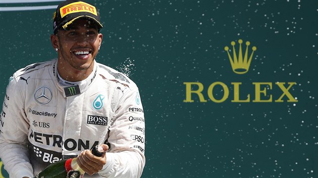 VÍTZ. Lewis Hamilton oslavuje svj triumf v domácí Velké cen Velké Británie.