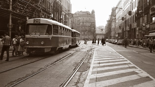 Takto vypadala ulice Na Pkop, kdy tudy jet jezdily tramvaje. Naposled se po tto trati cestujc svezli ped ticeti lety.