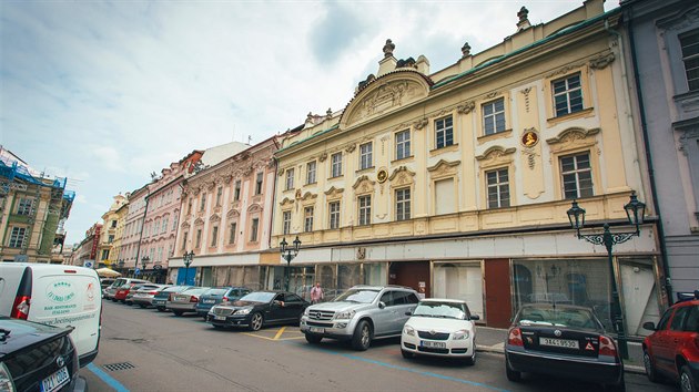 Pamtkov chrnn stavby s gotickmi zklady v prask Rytsk ulici chce majitel promnit v takzvan Slunen lzn s bazny, restaurac i lkrnou. Chtrajc domy ale podle odbornk na plnovan rozsah stavebnch prav nejsou stavn. 